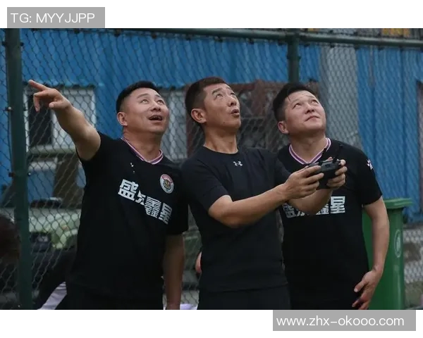 激烈的足球比赛中展现团队精神与个人技术的完美结合